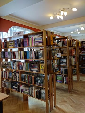Pieaugušo daiļliteratūras plaukti Māriņkalna bibliotēkā